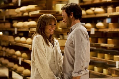 Jennifer Lopez y Alex O'Loughlin haciendo manitas tras los estantes de queso en 'El plan B' (2010). A ellos también les gusta.