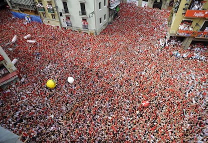 Miles de personas se congregan en la plaza del Ayuntamiento de Pamplona en el chupinazo de 2009.