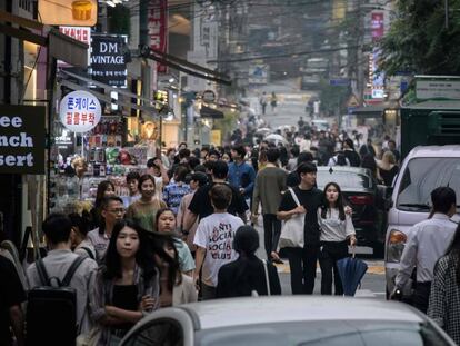 Multitud de coreanos pasean por el distrito comercial de Seúl. 