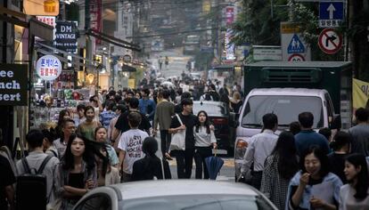 Multitud de coreanos pasean por el distrito comercial de Seúl.