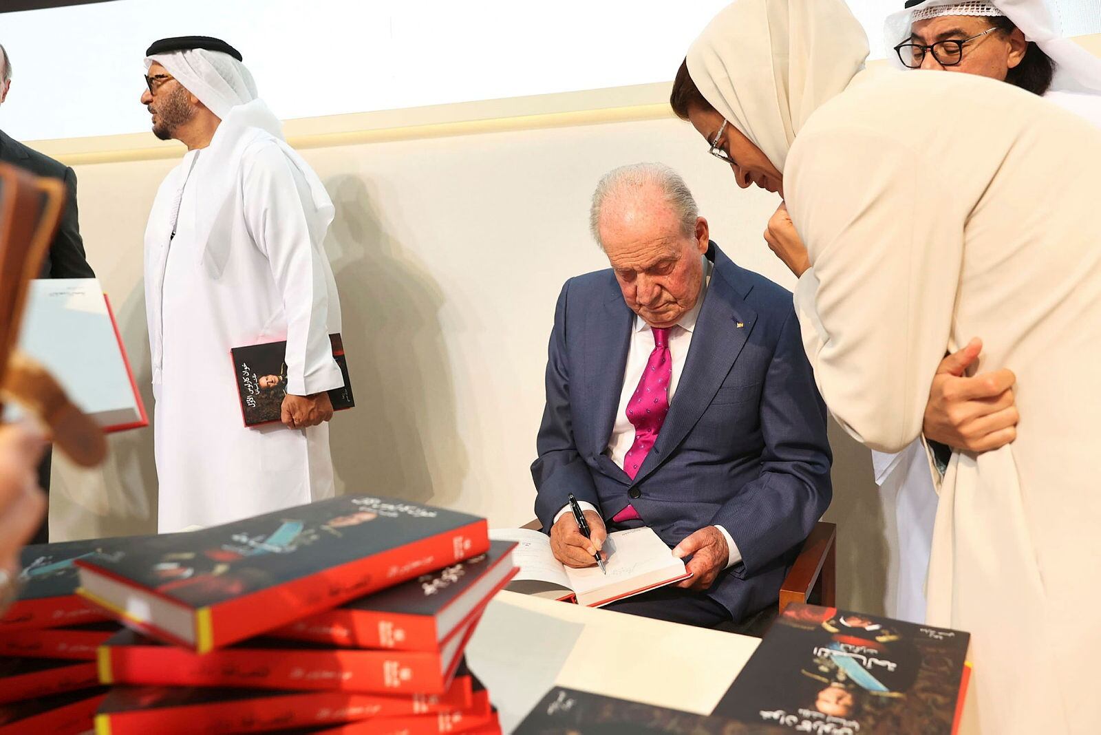 Juan Carlos I presenta sus memorias en la Feria Internacional del Libro de Abu Dabi