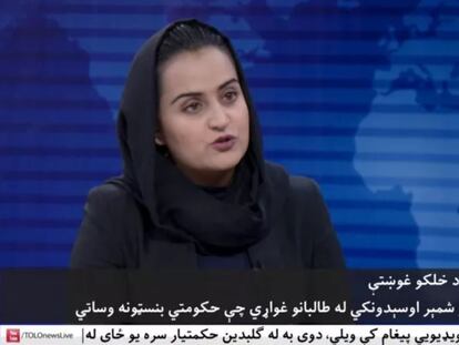 La periodista Beheshta Arghand en su entrevista con el portavoz talibán Mawlawi Abdulhaq Hemad.
