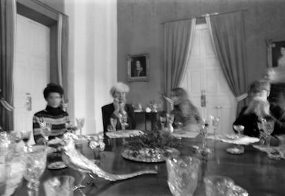 Andy Warhol en una reunión social en Toledo en 1983.