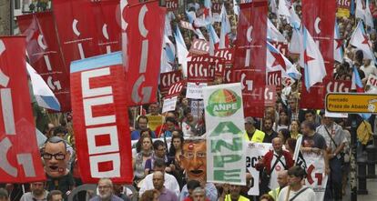 Imagen de la marcha de miles de profesores que ayer se manifestaron a favor de una “enseñanza pública de calidad”.