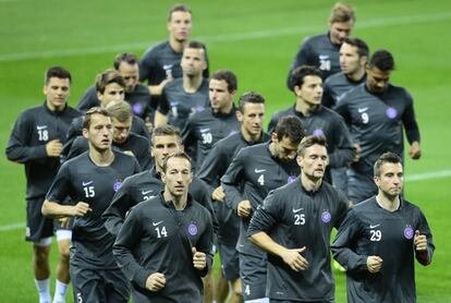 Los jugadores del Austria Viena corren en grupo.