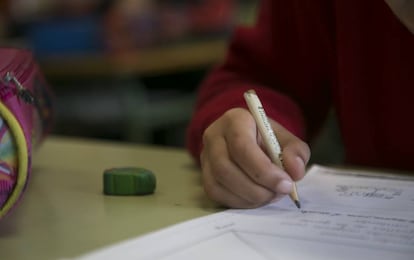 Un alumno en un centro público de Madrid.