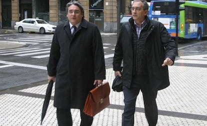 Bravo (derecha) llega esta mañana a la Audiencia de San Sebastián con su abogado.