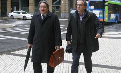 Bravo (derecha) llega esta mañana a la Audiencia de San Sebastián con su abogado. 