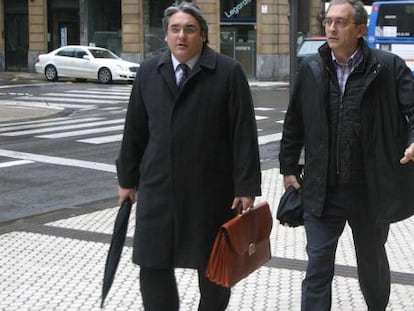 Bravo (derecha) llega esta mañana a la Audiencia de San Sebastián con su abogado. 