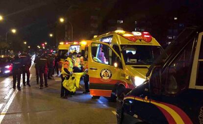 GRAF1877. MADRID, 18/01/2018.- Imagen facilitada por el Ayuntamiento de Madrid de miembros del Samur y de la Policia Nacional en las cercanias del estadio Wanda Metropolitano, donde un joven de 22 años ha sido víctima de un apuñalamiento antes del inicio del encuentro de Copa del Rey que han disputado el Atlético de Madrid y el Sevilla. EFE. ***SOLO USO EDITORIAL***.