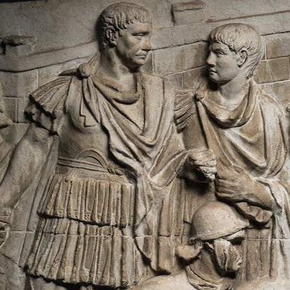 Soldados romanos muestran al emperador Adriano cabezas de enemigos dacios, en la Columna Trajana de Roma.