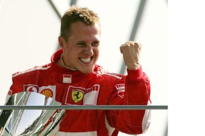 Michael Schumacher, en el podio de Monza tras vencer el GP de 2006 con Ferrari.