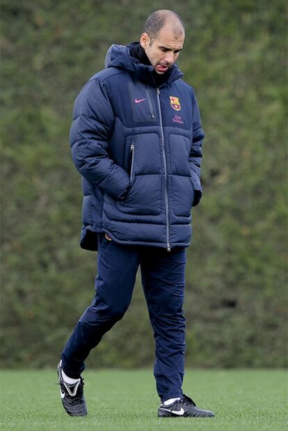 Guardiola, cabizbajo, durante un entrenamiento.