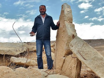 Aziz Alturi, de 37 años y residente Al Araqib, en los escombros del que fue su hogar, destruido por el gobierno de Israel.