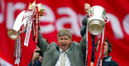 Wenger, celebrando el doblete liga-copa de la temporada 2001-02.