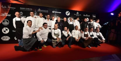 Los 18 cocineros con 71 estrellas Michelin que homenajearon anoche a Jöel Robuchon.