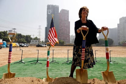 Roberta Jacobson en el inicio de obras en la Ciudad de México.