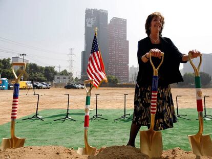 Roberta Jacobson en el inicio de obras en la Ciudad de México.