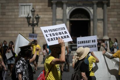 Manifestación Plataforma de Interinos Docentes de Cataluña en la Plaza Sant Jaume de Barcelona