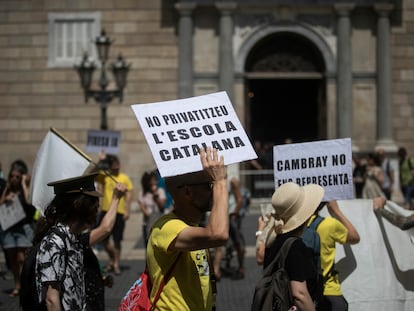 Manifestación convocada por la Plataforma de Interinos Docentes de Cataluña en la Plaza Sant Jaume de Barcelona este junio.
