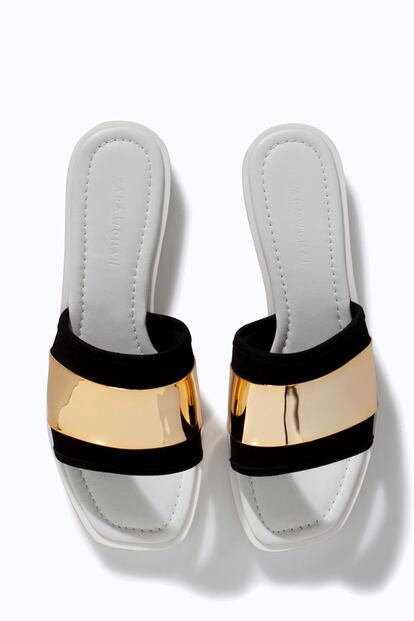 Sandalias doradas de tira ancha de Zara (39,95 euros).