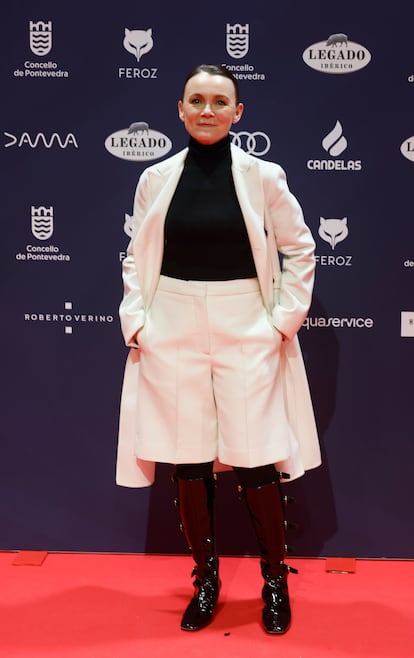 Nagore Aranburu se convirtió en una de las ganadoras de la noche al llevarse el premio a mejor actriz en una serie por un aclamado trabajo en la miniserie 'Querer'. Para la ocasión escogió un original conjunto de bermudas y levita en blanco que combinó con jersey de cuello alto y botas en negro.