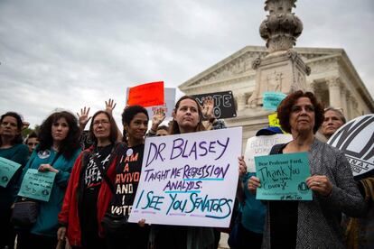Simpatizantes de Christine Blasey Ford protestan frente al Capitolio.