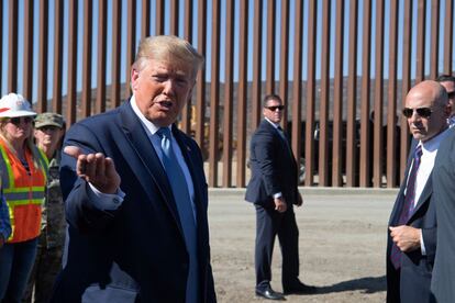 El presidente de los Estados Unidos, Donald Trump, habla con los medios a su llegada a la valla fronteriza México-Estados Unidos.