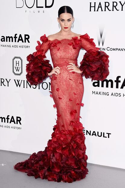 Katy Perry no quiso pasar desapercibida en su cita con la gala benéfica contra el Sida. Acudió a la 23ª edición de la gala AmfAR con este vestido de Marchesa.