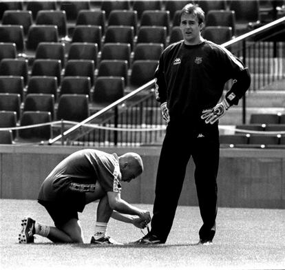 Lo Pelat ata las botas al portero Lopetegui en 1996.