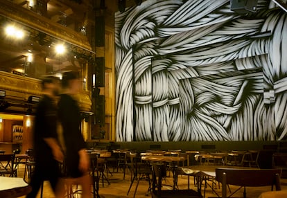 Vista de la sala principal del Teatro Eslava con detalle del telón, al fondo, realizado por Ara Starck.