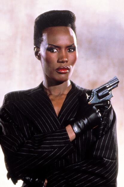 Grace Jones en Panorama para matar
Solo apto para pelos afros, en la película de James Bond de 1985 la intérprete demostraba la versatilidad del pelo crespo también corto, con varios peinados que van de la punta sencilla a un tupé lateral o una corona.