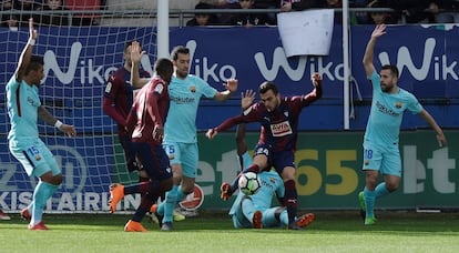 Joan Jordán, del Eibar, para un balón.