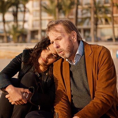 Sarita Choudhury y Timothy Spall, en 'Nieva en Benidorm'.