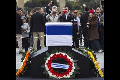 Varios ciudadanos israel&iacute;es toman fotograf&iacute;as en la capilla ardiente del exprimer ministro Ariel Sharon.