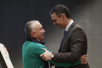 El presidente del Gobierno (en la imagen junto al secretario general de UGT, Pepe Álvarez) puso en valor la acción de los sindicatos en la defensa de la democracia, y destacó los acuerdos en el marco del diálogo social a lo largo de la legislatura.