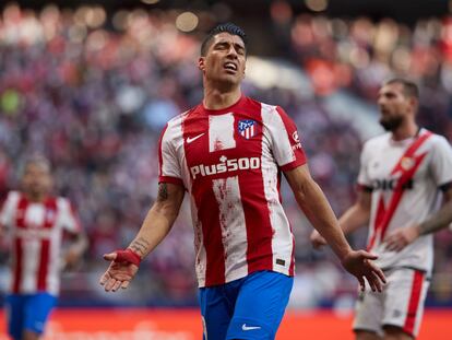 Luis Suárez se lamenta durante el último Atlético-Rayo de Liga disputado en el Wanda Metropolitano.