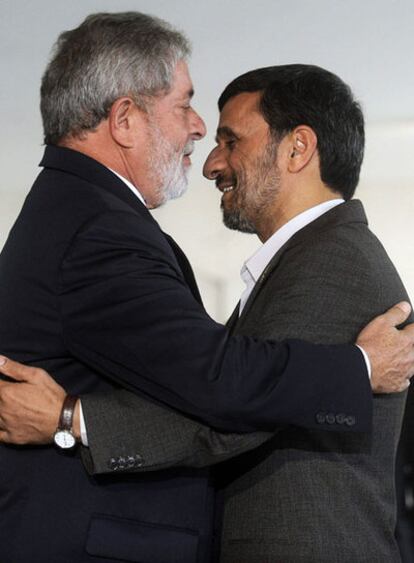 Lula abraza al presidente iraní, Mahmud Ahmadineyad, en Brasilia.