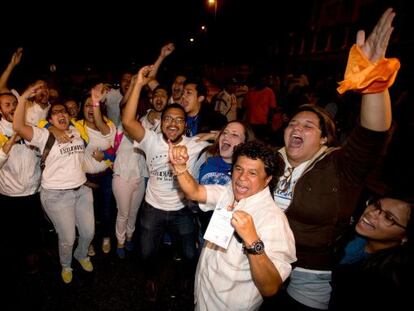 Simpatizantes da oposição celebram em Caracas sua vitória nas eleições legislativas.
