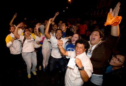 Simpatizantes de la oposici&oacute;n celebran en Caracas su victoria en las elecciones legislativas.