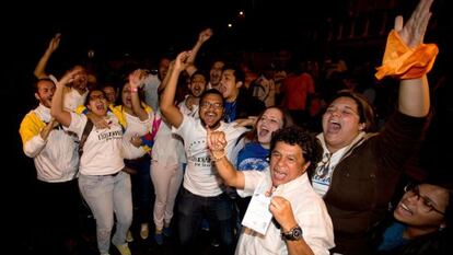 Simpatitzants de l'oposició celebren a Caracas la seva victòria a les eleccions legislatives.