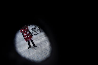 Detalle de trabajadora informal que usa un traje de Minnie Mouse para pedir propinas en Time Square. Nueva York, 2014.