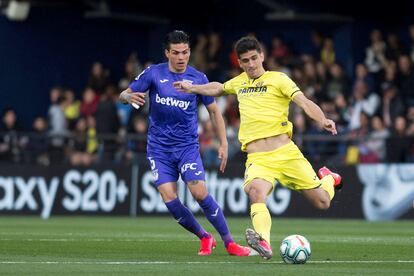 Gerard Moreno golpea el balón ante Jonathan Silva en el Villarreal-Leganés.