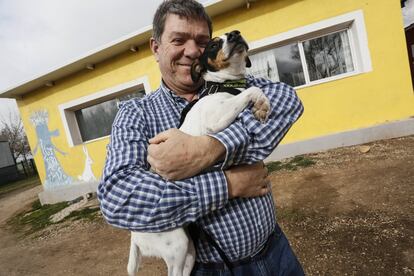 José Antonio Suárez abraza a Catavino, el perro adoptado por una familia suiza.