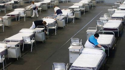 Empleadas municipales limpian el hospital de campaña en Sant Andreu de la Barca, en Barcelona.