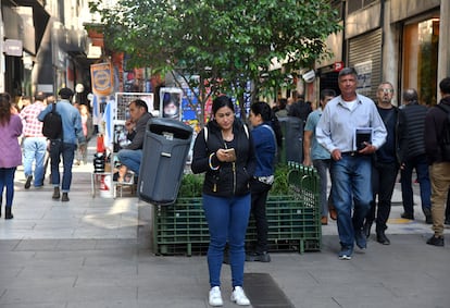 Uno de los 'arbolitos' donde se cambian dólares en la calle Florida.