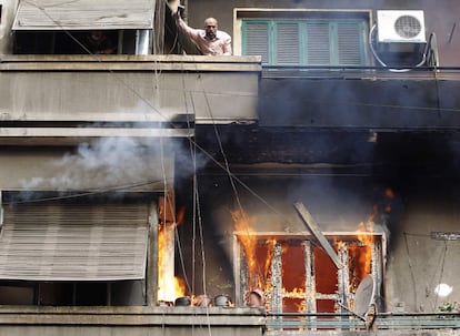 Un hombre grita desde el balcón de un edificio en llamas en el centro de El Cairo