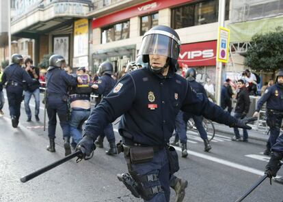 Enfrentamientos entre agentes de Policía y piquetes en la Gran Vía de Madrid.