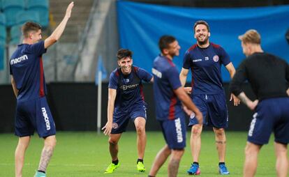 Los jugadores del Lan&uacute;s, ayer en el entrenamiento.