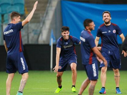 Los jugadores del Lan&uacute;s, ayer en el entrenamiento.